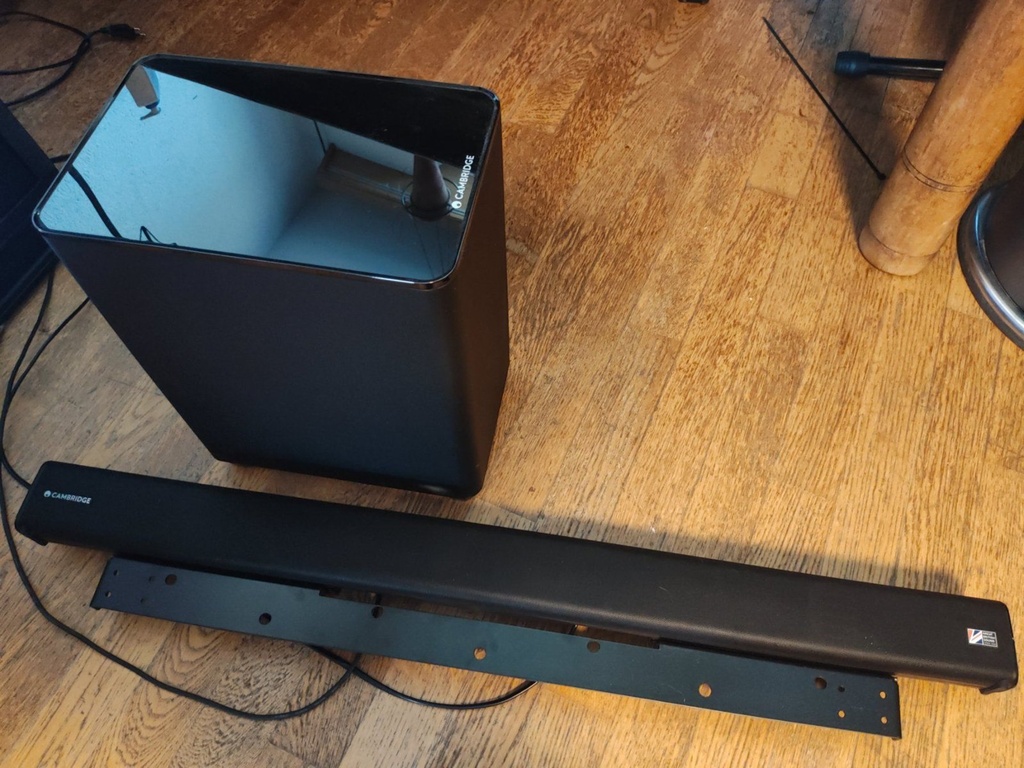 Cambridge-Audio-Soundbar und Subwoofer